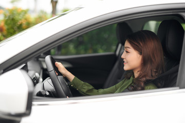 Fototapeta na wymiar woman driving car and smile