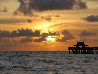 Obraz na płótnie Canvas Sonnenuntergang am Strand und Pier von Naples, Florida