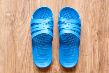 niebieskie klapki (sandały) na podłodze