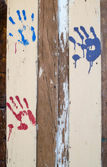 The palm marks on the plank are both red and blue.