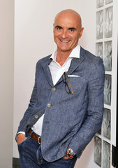 Retrato de un hombre calvo empresario optimista estilo casual.