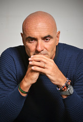 Retrato de un hombre pensando.