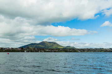 ニュージーランド　タウポのタウポ湖とタウハラ山