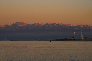 夕日に染まる立山連峰と富山湾