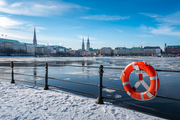 Hamburg Alster im Schnee / Winter mit blauem Himmel	