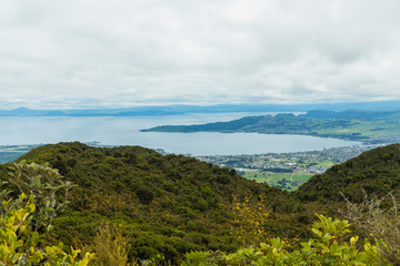 Fototapeta na wymiar ニュージーランド　タウポのタウハラ山の山頂から見える街並みとタウポ湖