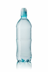 Butelka wody mineralnej pokryta kroplami wody na białym tle - obrazy, fototapety, plakaty