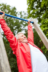 Senior Mann auf dem Trimm dich Parcours