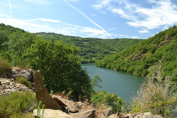 Fototapeta na wymiar Les bords du lac de Castelnau dans le Lot, Aveyron, France