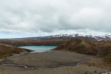 ニュージーランド　トンガリロ国立公園のローワー・タマ・レイクとルアペフ山