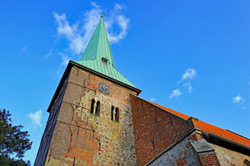 Fototapeta premium Ganderkesee: Kirche St. Cyprian und Cornelius (ab 12. Jh., Niedersachsen)
