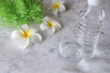 ペットボトルとコップに入った水