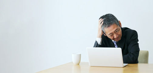 悔しがる中高年男性