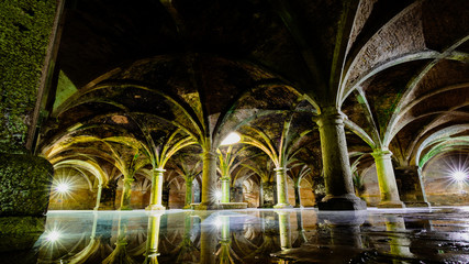 Unterirdischer See in historischem Gewölbe in mystischem Zwielicht