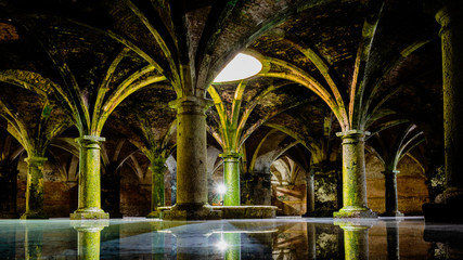 Unterirdischer See in historischem Gewölbe in mystischem Zwielicht