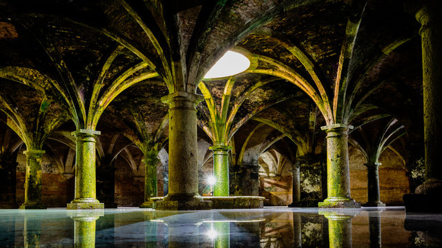 Unterirdischer See in historischem Gew&ouml;lbe in mystischem Zwielicht