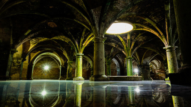 Unterirdischer See in historischem Gewölbe in mystischem Zwielicht