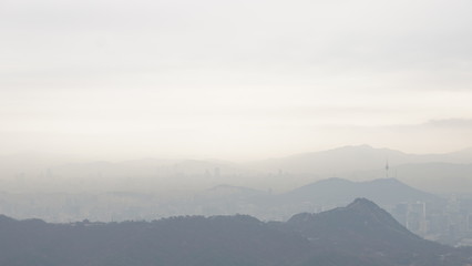 남산타워가 보이는 안개낀 서울 풍경