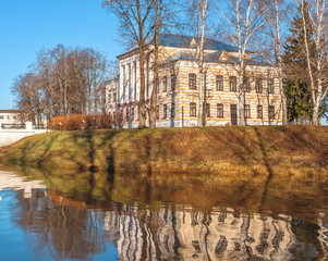 Obraz premium The old mansion of former city council of ancient Russian city of Uglich on lake