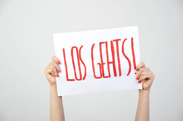 frau hält schild los gehts aufbruch start