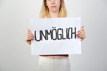 schild gehalten mit unmöglich pessimistisch