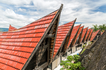 Obraz premium Beautiful view of a traditional Indonesian Batak houses at Lake Toba, Sumatra, Indonesia