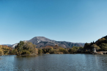 滋賀県米原市の三島池と名峰、伊吹山を望む秋の風景です