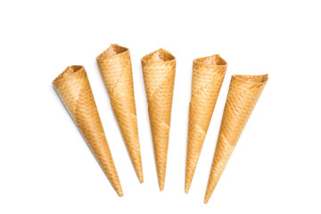 Cono oblea de galleta de helado sobre fondo blanco liso y aislado. Vista superior y de cerca
