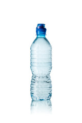 Butelka wody mineralnej pokryta kroplami wody na białym tle z odbiciem