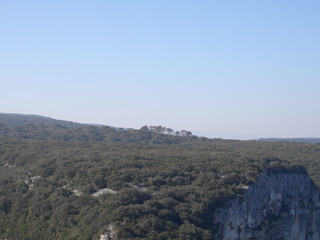Fototapeta na wymiar Mont Lozère enneigé vu des Gorges de l'Ardèche