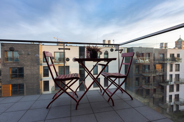 Widok z balkonu na nowoczesne osiedle i podwórko