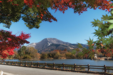 滋賀県米原市の三島池の秋景色と伊吹山を望む