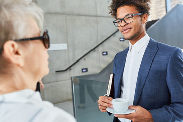 Blinde Business Frau und Geschäftsmann im Gespräch