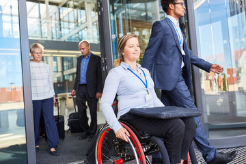 Behinderte Geschäftsfrau im Rollstuhl nach Tagung