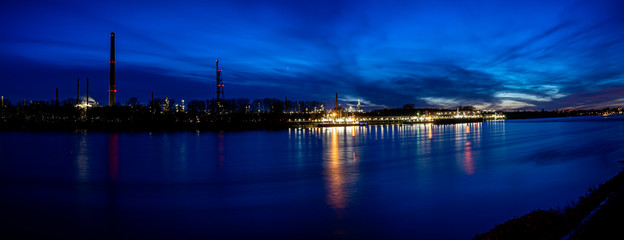 Obraz premium River rhine with oil refinery in the background, longtime shot