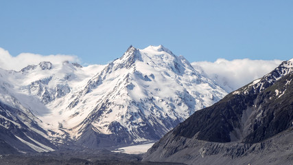 Fototapeta na wymiar Glacier Lake View with background of snowy Mount Cook on a sunny day