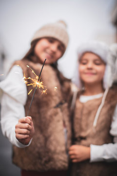Ni&ntilde;as jugando con bengala en invierno por navidad
