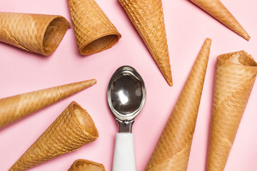 Conos de galleta oblea de helado con cuchara sobre fondo rosa. Vista superior y de cerca. Macro