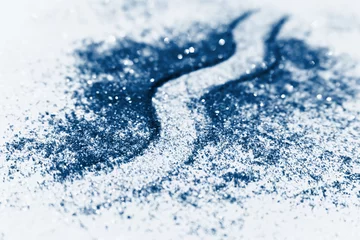 Feiertagswelle aus glänzendem Bokeh-Hintergrund, Glitzern, Funkeln, defokussiertem Leuchten. Pantone-Farbe des Jahres 2020. Klassischer blauer Trend © Mariia