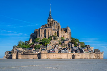 Fototapeta na wymiar Klosterberg mit Stadtmauer von Saint Michel in der Normandie.