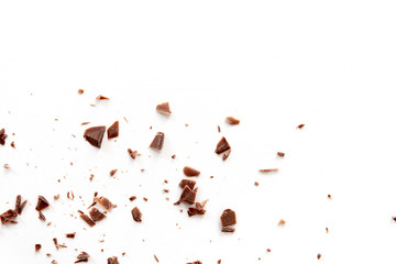 Schoko Raspeln auf weißem Hintergrund