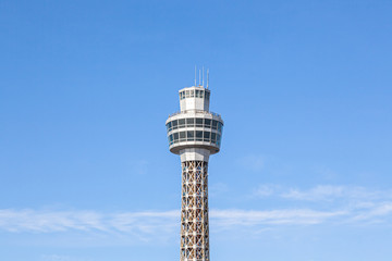 横浜マリンタワーと青空