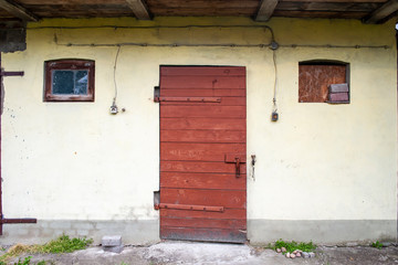 Fototapeta na wymiar Old wooden door to the rural outbuilding