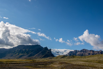 Fototapeta premium Island Landschaft mit Gletscher im Sommer in der Mittagssonne