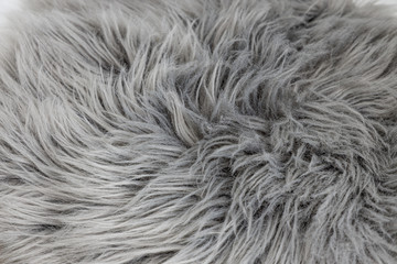 Grauses langes künstliches Fell oder Sitzauflage aus Fell