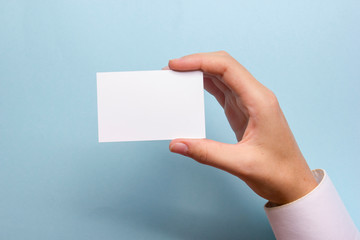 Obraz premium Hand holding business card blank on abstract background