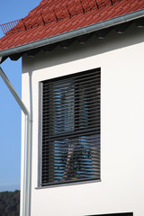 Naklejka premium Fenster mit moderner Jalousie