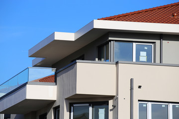 Gerade fertig gestelltes, einzugsbereites Mehrfamilienhaus