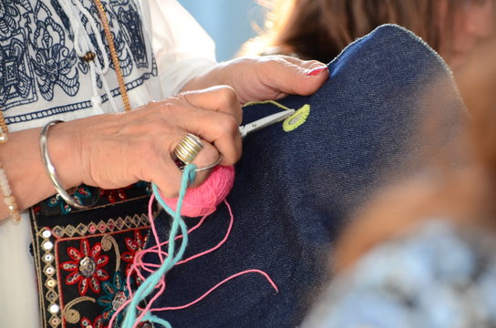Mujer bordando con hilos 