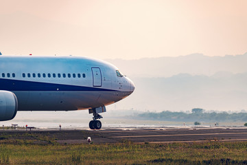 Fototapeta premium 夕暮れの空港